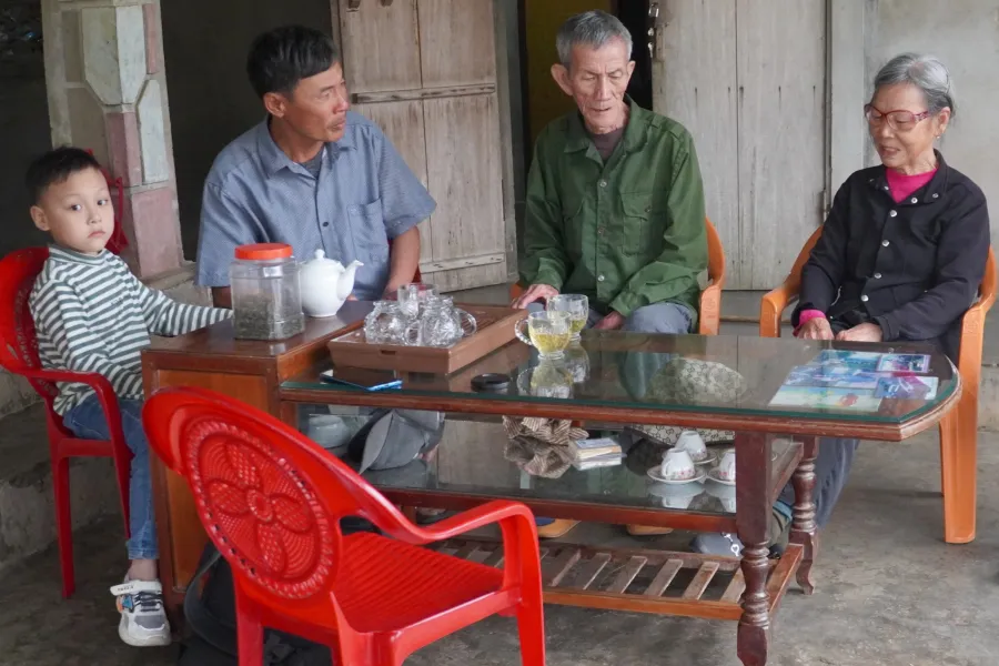 Người thân và người dân mong chờ, đón nhận cuốn nhật ký của liệt sĩ Cao Văn Tuất. Người thân và người dân mong chờ, đón nhận cuốn nhật ký của liệt sĩ Cao Văn Tuất.