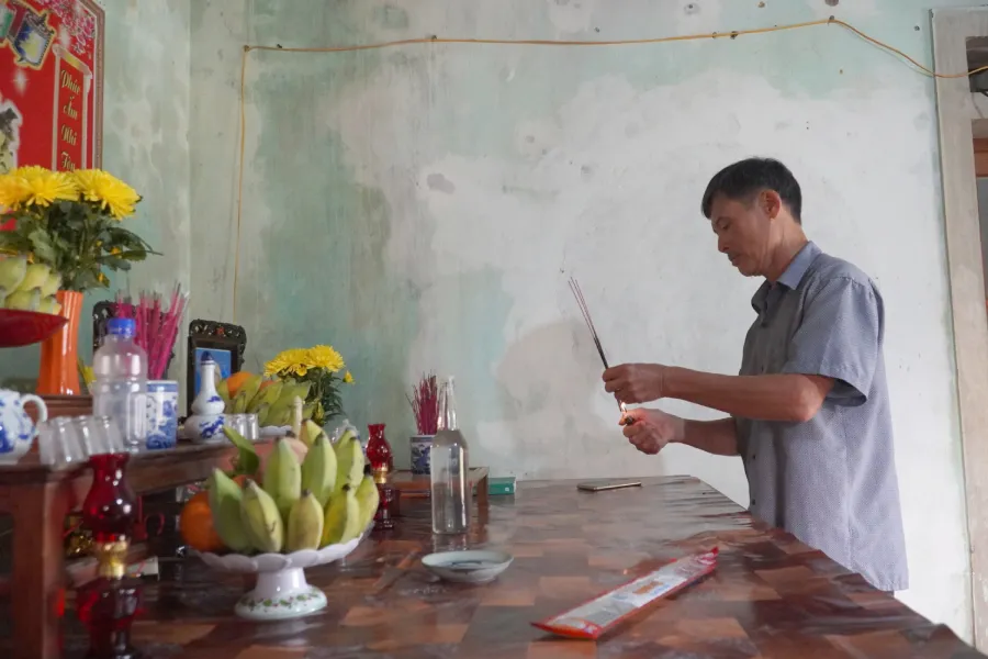 Ông Hà Huy Mỳ (cháu của Liệt sĩ Cao Văn Tuất) đang sửa soạn bàn thờ, thắp hương chuẩn bị đón nhận kỷ vật, cuốn nhật ký của cậu ruột. Ông Hà Huy Mỳ (cháu của Liệt sĩ Cao Văn Tuất) đang sửa soạn bàn thờ, thắp hương chuẩn bị đón nhận kỷ vật, cuốn nhật ký của cậu ruột.