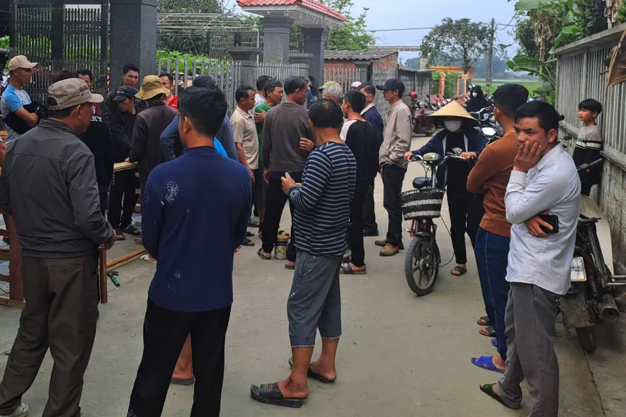 Người dân bàng hoàng trước sự việc và đến chia buồn cùng gia đình nạn nhân.