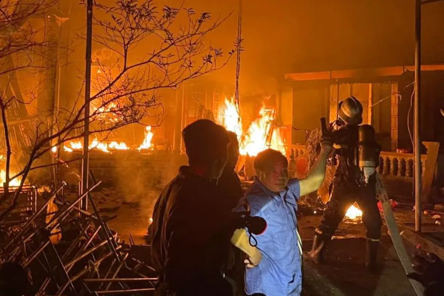 Cảnh sát PCCC và cơ quan chức năng nỗ lực dập lửa. Ảnh: CTV. Cảnh sát PCCC và cơ quan chức năng nỗ lực dập lửa. Ảnh: CTV.