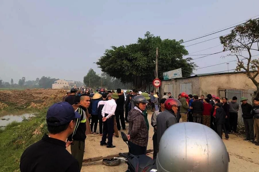 Người dân bàng hoàng khi hay tin tai nạn làm ba người tử vong.