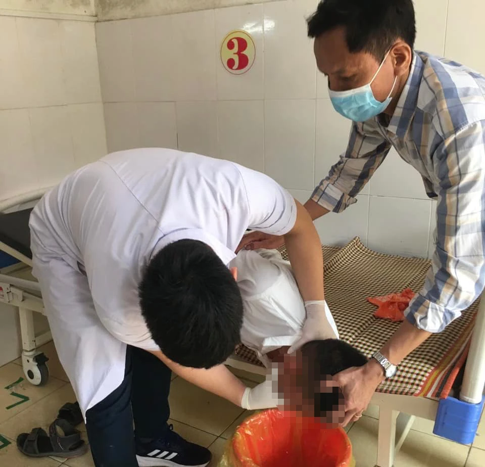 Các Y, BS nỗ lực cấp cứu, cho các em học sinh nôn để hạt quả ngô đồng và độc tố ra ngoài.