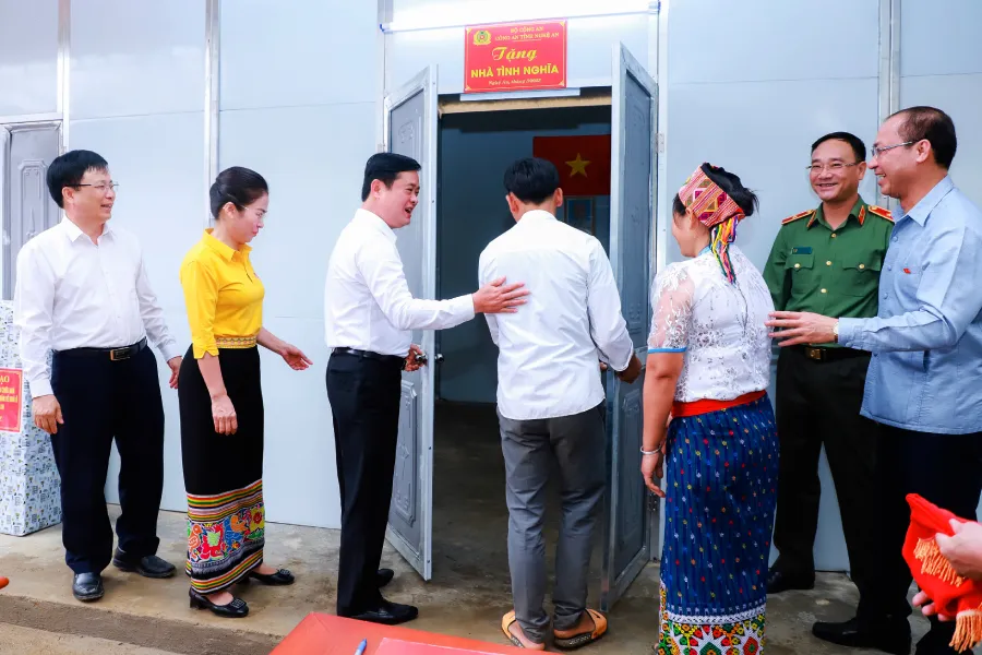 Người dân ở xã Chiêu Lưu vui mừng đón nhận ngôi nhà mới khang trang. Người dân ở xã Chiêu Lưu vui mừng đón nhận ngôi nhà mới khang trang.