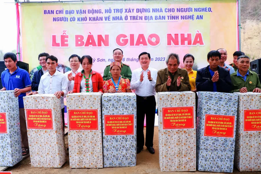 Lễ bàn giao nhà cho người nghèo, người có khó khăn trên địa bàn xã Chiêu Lưu, huyện biên giới Kỳ Sơn, Nghệ An Lễ bàn giao nhà cho người nghèo, người có khó khăn trên địa bàn xã Chiêu Lưu, huyện biên giới Kỳ Sơn, Nghệ An