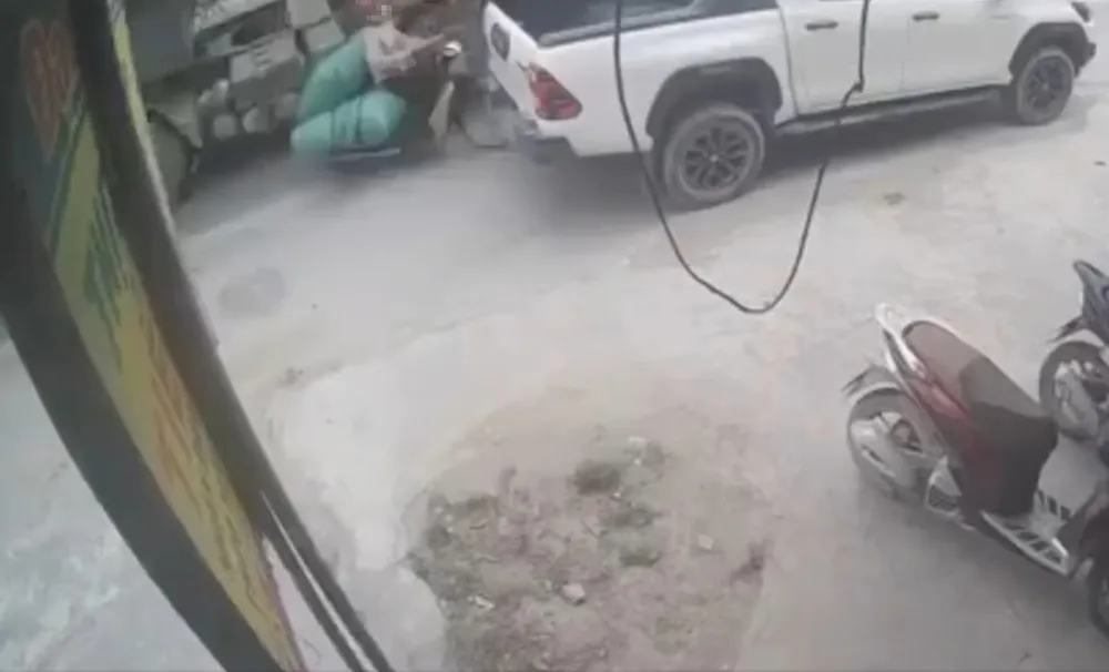 Camera bên quốc lộ 1A ghi lại thời điểm trước giây phút xảy ra vụ tai nạn giao thông thương tâm. Ảnh cắt từ video.