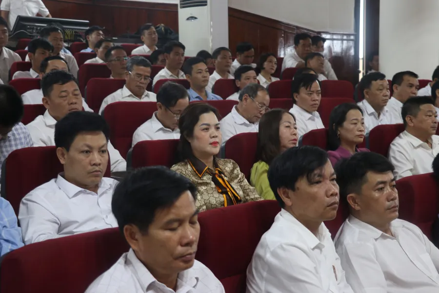 Các đại biểu tham gia Hội nghị gặp mặt cán bộ chủ chốt xã, phường, thị trấn; bí thư, thôn trưởng, tổ trưởng tổ dân phố tiêu biểu trên địa bàn tỉnh Hà Tĩnh.