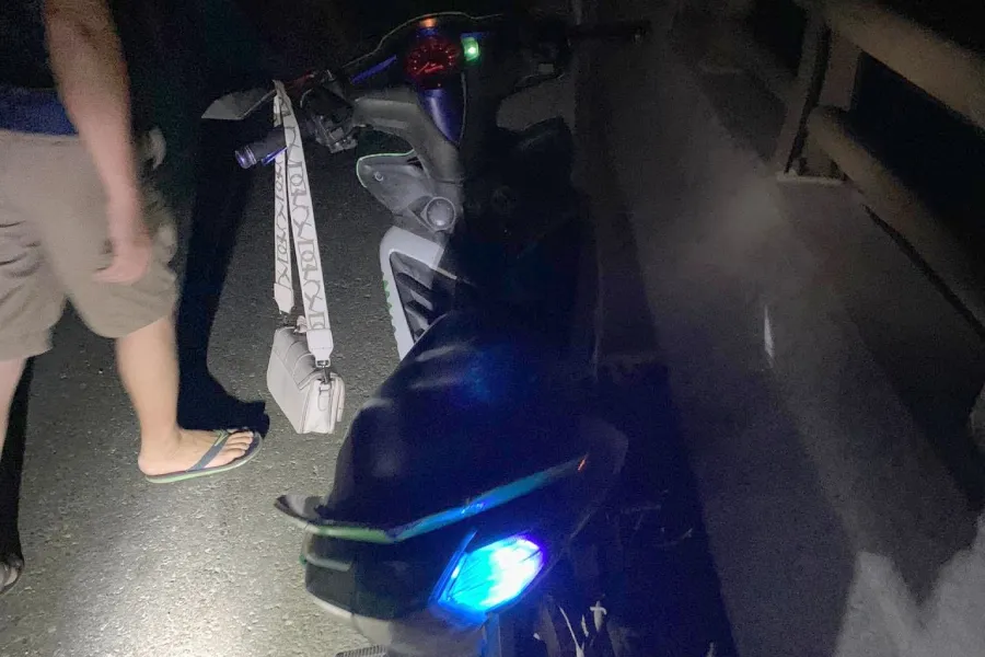 Xe máy và giấy tờ của chị N để lại trên cầu.