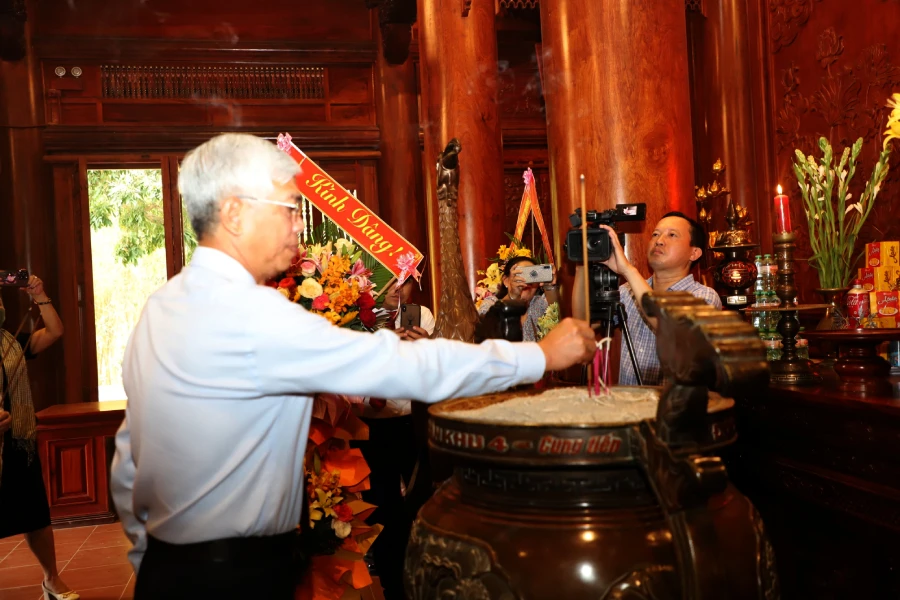 Ông Võ Văn Hoan, Phó Chủ tịch UBND TP.HCM dâng hương, tưởng niệm Chủ tịch Hồ Chí Minh. Ảnh: PV