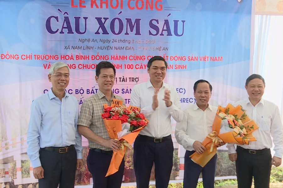 Ông Võ Văn Hoan, Phó Chủ tịch UBND TP.HCM, ông Dương Anh Đức, Phó Chủ tịch UBND TP.HCM, ông Hoàng Nghĩa Hiếu, Phó Bí thư Tỉnh ủy Nghệ An tặng hoa cho nhà tài trợ xây dựng cầu xóm 6 xã Nam Lĩnh huyện Nam Đàn, tỉnh Nghệ An