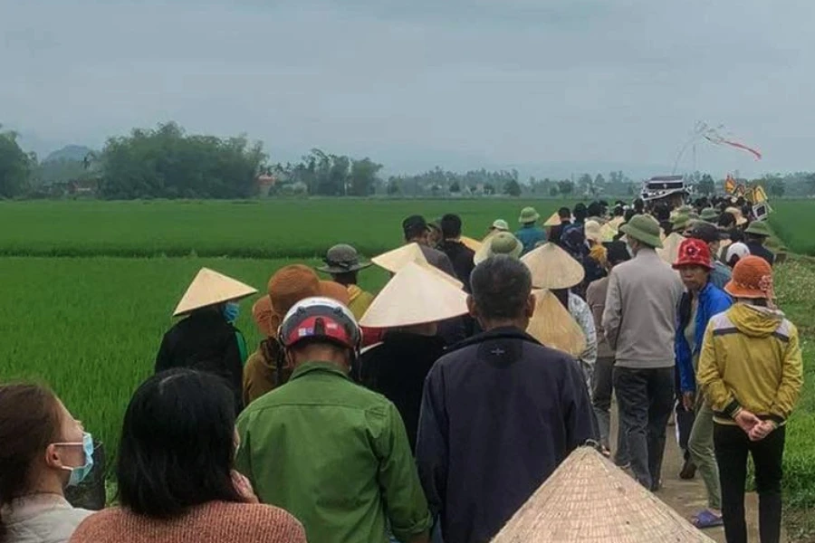 Rất đông người dân, người thân tiễn đưa anh Vượng về nơi an nghỉ ở quê nhà.