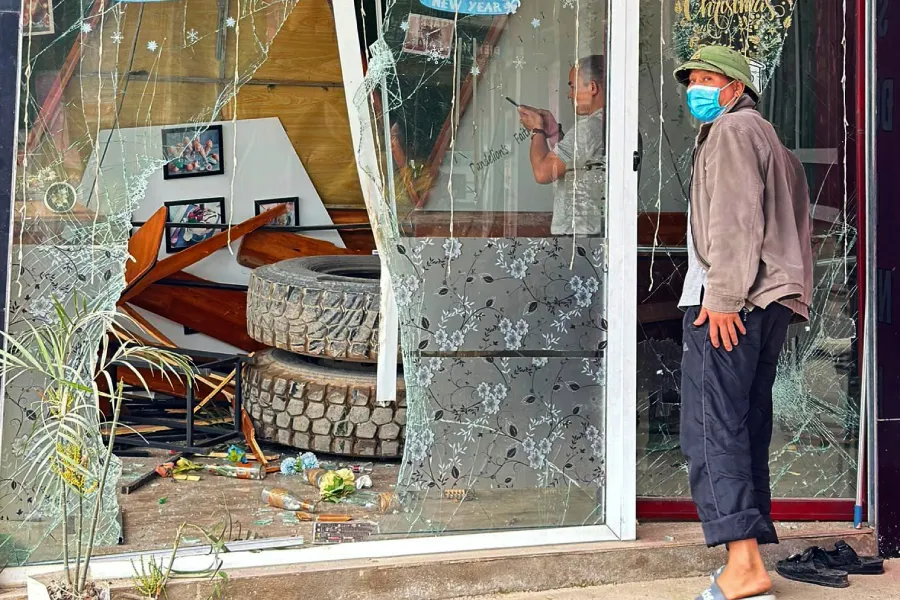 Hiện trường 2 bánh xe tải &quot;rụng&quot; lăn vào trong quán trà sữa.