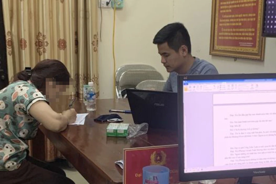 Chị T làm việc với cán bộ công an.