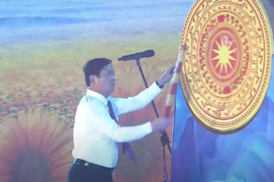 Ông Thái Thanh Quý - Bí Thư tỉnh ủy Nghệ An - đánh trống khai mạc Lễ hội du lịch biển Cửa Lò 2023. Ảnh: ĐL