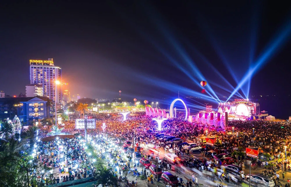 Rất đông du khách, người dân đến tham dự Lễ khai mạc du lịch biển Cửa Lò 2023. Ảnh: CTV