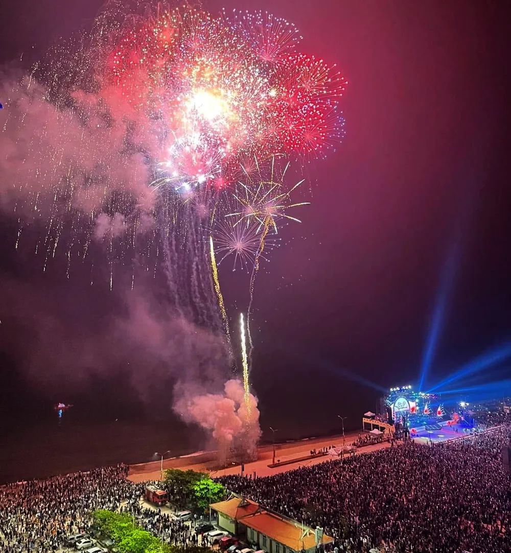 Pháo hoa tại Lễ khai mạc du lịch biển Cửa Lò 2023. Ảnh: CTV