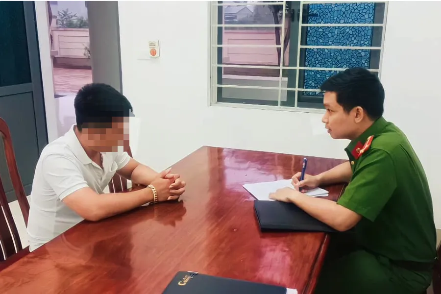 Công an phường Nghi Hương làm việc với những người liên quan để xác minh thông tin tăng giá trông giữ xe của du khách.