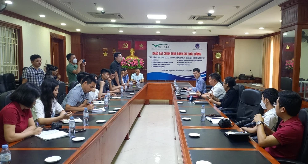 Các phóng viên báo chí đặt câu hỏi với lãnh đạo Trường THPT Chuyên ĐH Vinh.