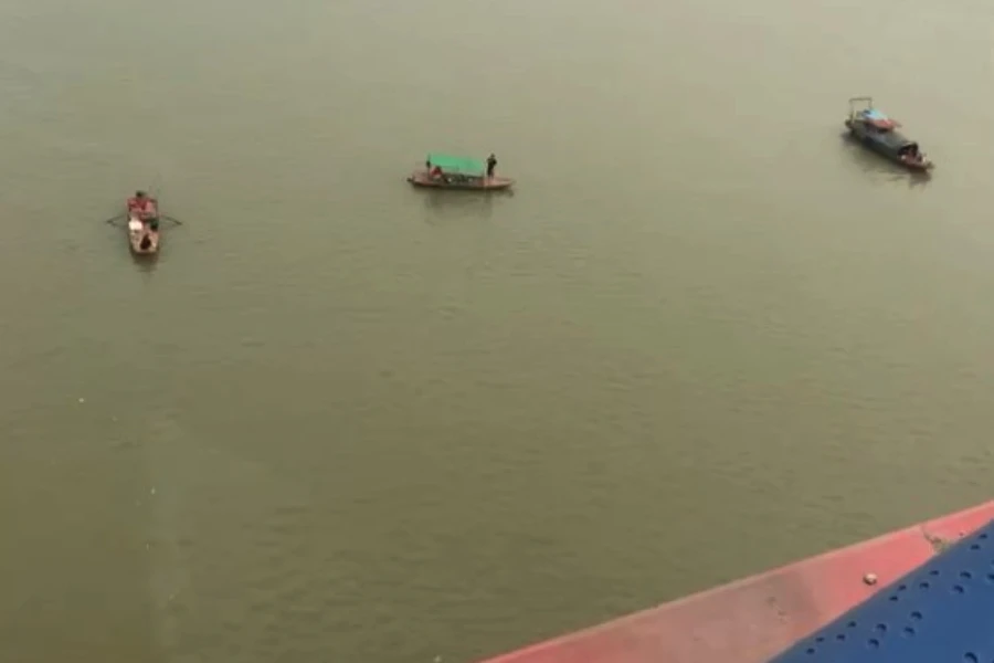 Triển khai công tác tìm kiếm anh H trên sông Hồng.