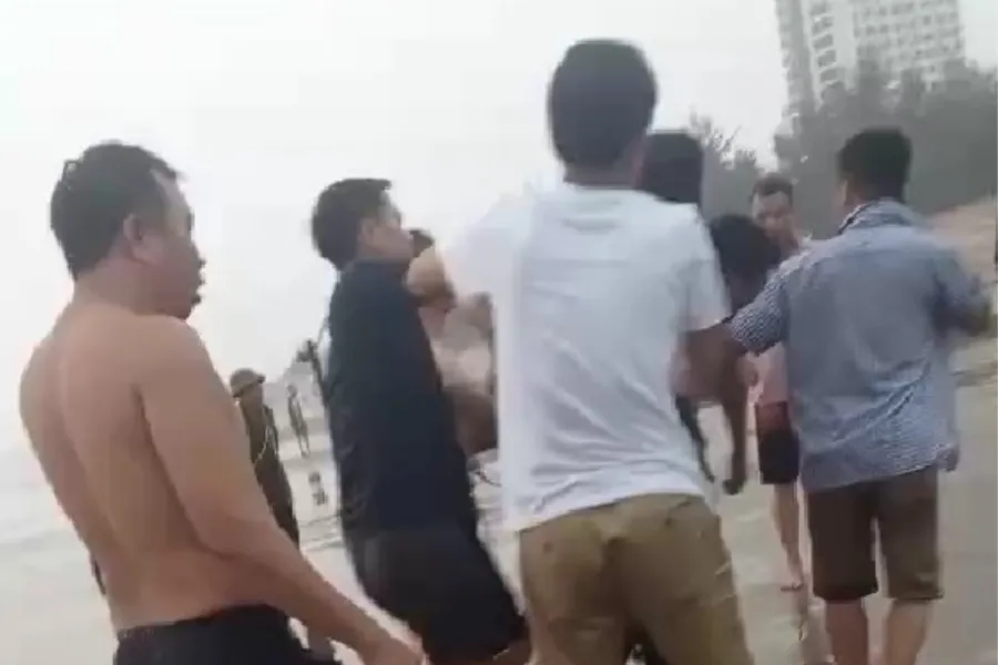 Những du khách đuối nước được cõng dốc ngược người để nước thoát ra ngoài, tỉnh trở lại.