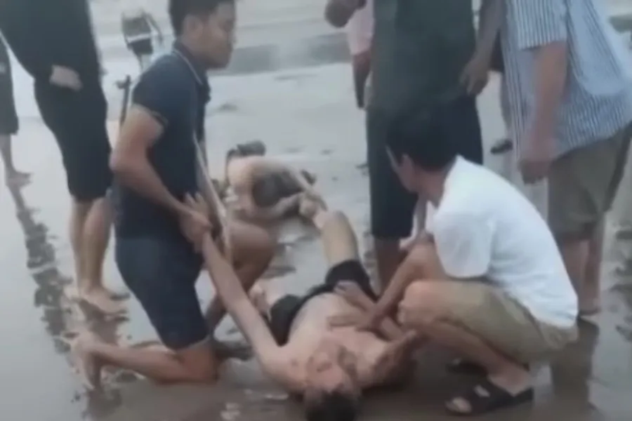 Anh Yên và anh Bình dũng cảm ra biển cứu, đưa những người đuối nước vào bờ rồi cùng người dân sơ cứu.