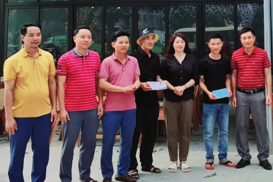 Lãnh đạo phường Nghi Hương (thị xã Cửa Lò, Nghệ An) gặp gỡ biểu dương hành động dũng cảm của anh Bình và anh Yên.