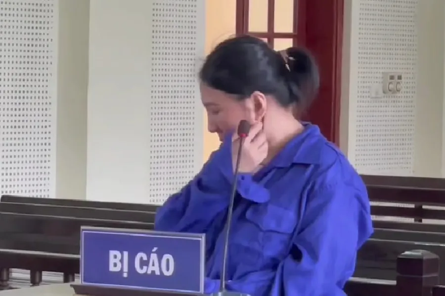 Bị cáo Hương đứng khóc nức nở, thể hiện ăn năn hối cải.