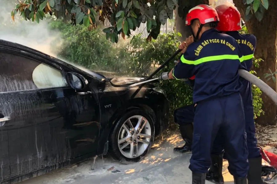 Cảnh sát nỗ lực dập lửa cứu xe ở TP Vinh (Nghệ An). Cảnh sát nỗ lực dập lửa cứu xe ở TP Vinh (Nghệ An).