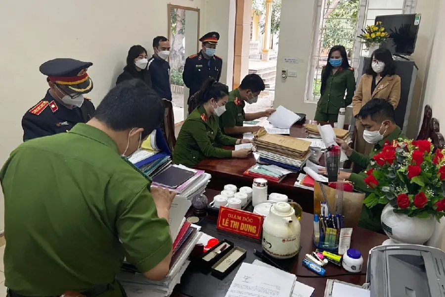 Bà Lê Thị Dung (đứng ngoài cùng bên phải) lúc cơ quan chức năng khám xét phòng làm việc.