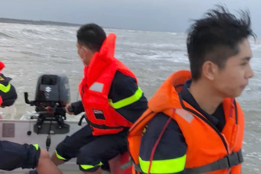 Cảnh sát cứu nạn cứu hộ ra khơi tìm kiếm cháu B. Ảnh: CACC Cảnh sát cứu nạn cứu hộ ra khơi tìm kiếm cháu B. Ảnh: CACC