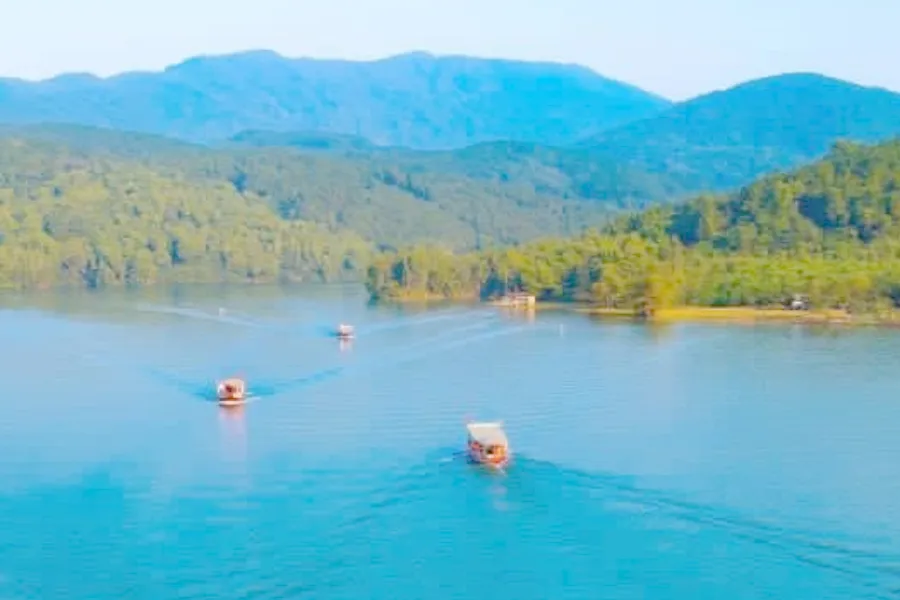 Du khách thăm cảnh chùa Hương Tích, huyện Can Lộc, Hà Tĩnh có thể di chuyển bằng thuyền. Ảnh: ĐL