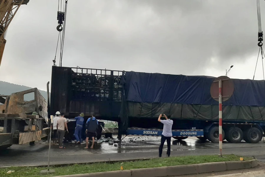 Lực lượng cứu hộ cứu nạn cẩu xe bị cháy rời khỏi quốc lộ 1A.