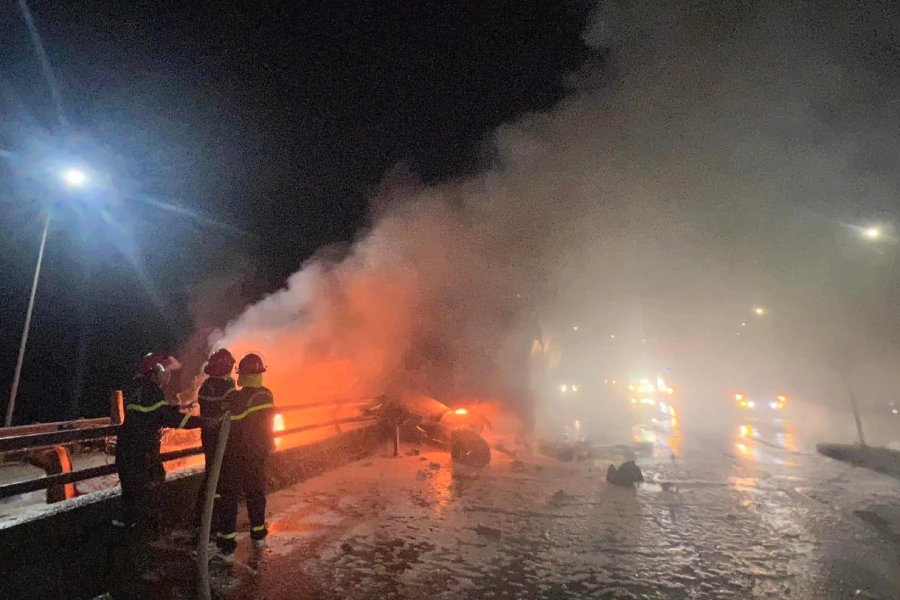 Cảnh sát chữa cháy nỗ lực dập lửa vụ cháy xe đầu kéo trên quốc lộ 1A.