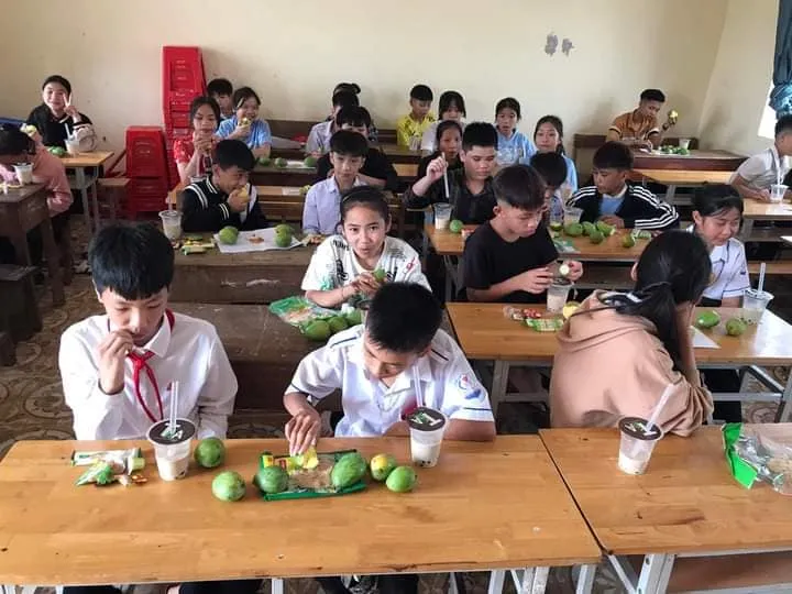 Học sinh thưởng thức quả ngọt trong sân trường.