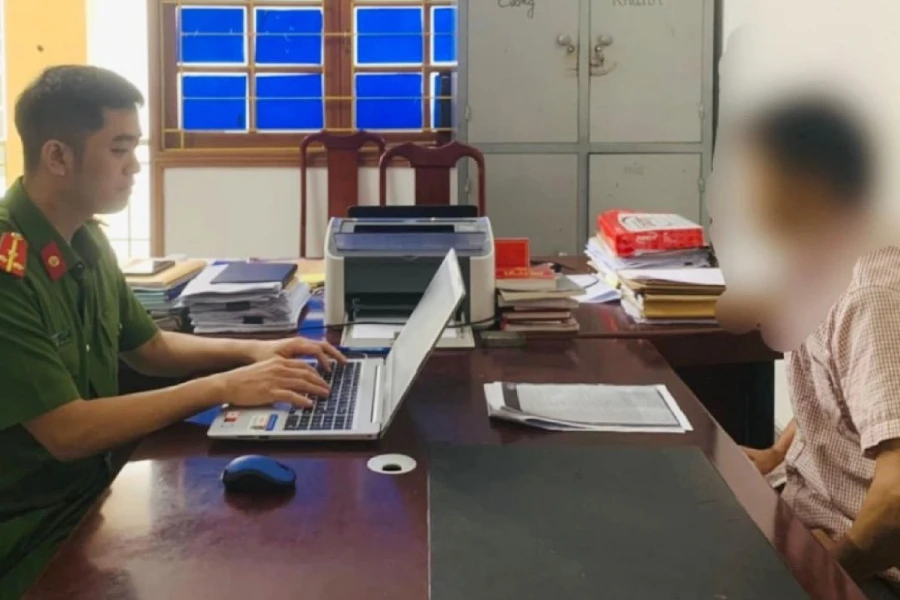 Người nhà nạn nhân đến trình báo, cầu cứu cảnh sát. Người nhà nạn nhân đến trình báo, cầu cứu cảnh sát.