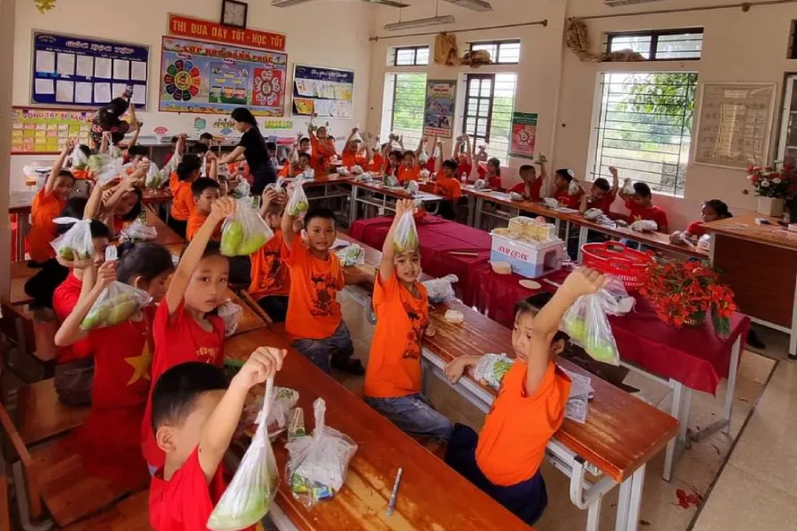 Mỗi học sinh được tặng hai quả xoài hái trong sân trường mang về nhà.