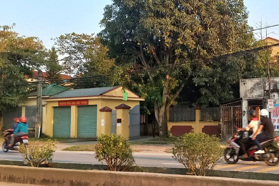 Cổng vào trụ sở TAND huyện Hưng Nguyên. Cổng vào trụ sở TAND huyện Hưng Nguyên.