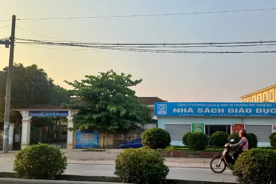 Trung tâm GDTX huyện Hưng Nguyên nay là Trung tâm GDNN-GDTX huyện Hưng Nguyên, bên quốc lộ 46A. Trung tâm GDTX huyện Hưng Nguyên nay là Trung tâm GDNN-GDTX huyện Hưng Nguyên, bên quốc lộ 46A.