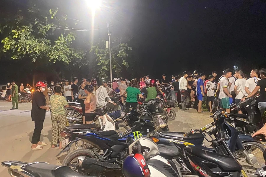 Người dân bàng hoàng trước sự việc anh S gây án. Người dân bàng hoàng trước sự việc anh S gây án.