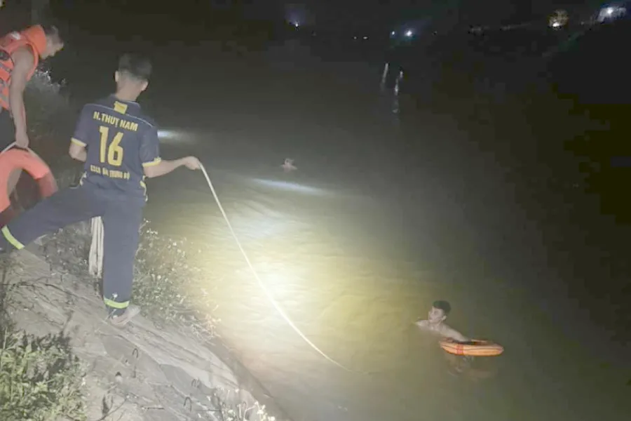 Cảnh sát PCCC và CNCH, Công an Nghệ An tìm kiếm ông S dưới sông Đào xuyên đêm. Ảnh: ĐL