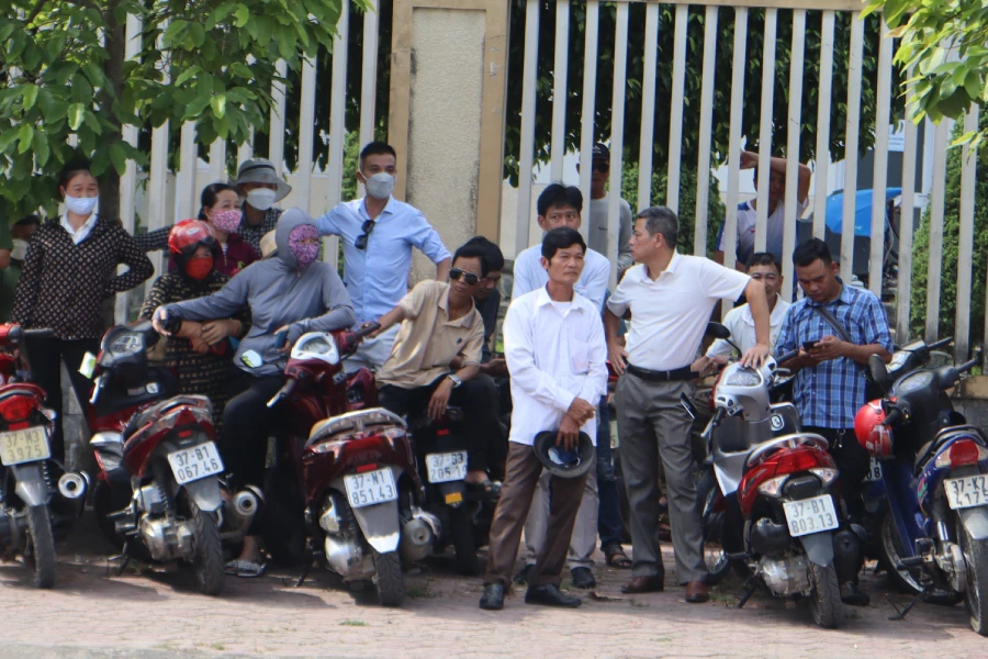 Nhiều người dân trước TAND tỉnh Nghệ An. Ảnh: ĐẮC LAM