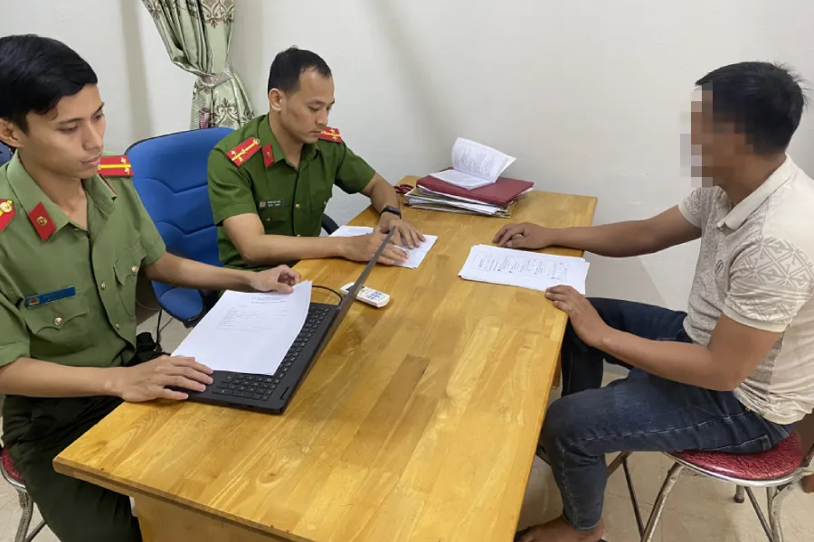 Cán bộ Công an huyện Cẩm Xuyên làm việc với anh HXD. Ảnh: CA.