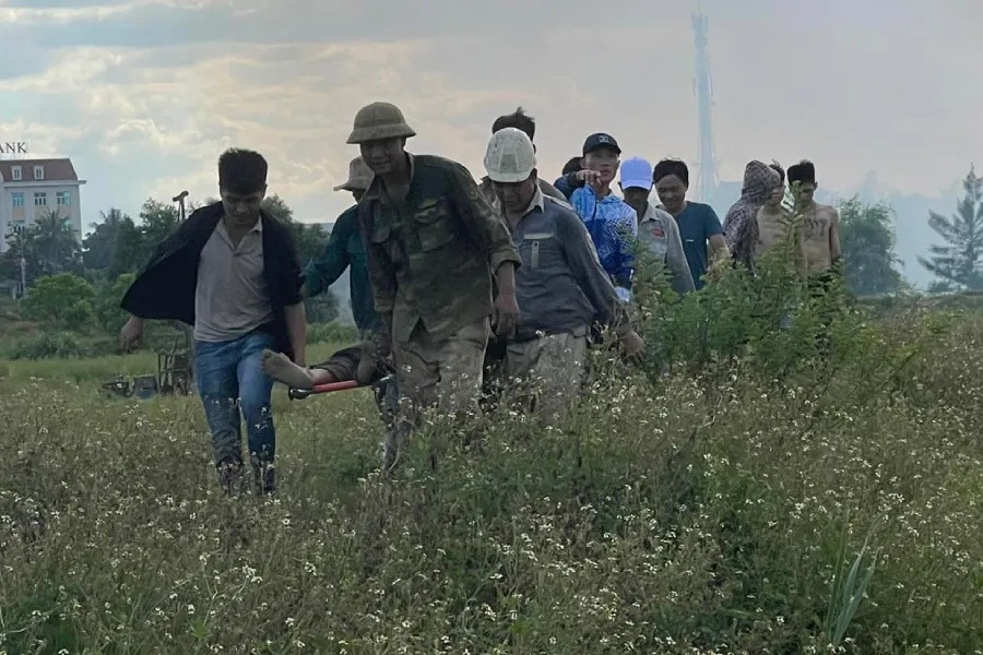 Đưa nạn nhân bị thương đi cấp cứu. Ảnh: BT.