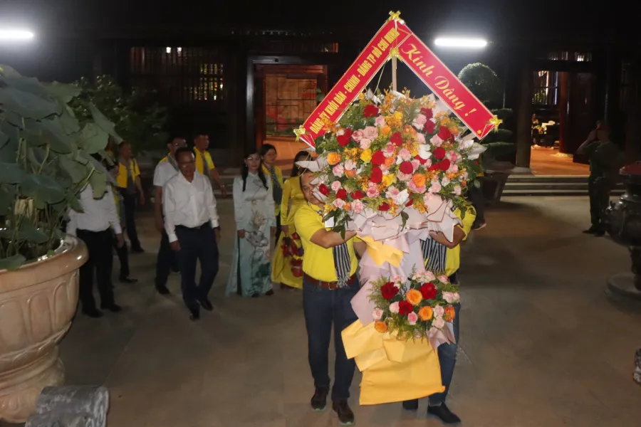 Các đại biểu vào dâng hoa, dâng hương báo công với Bác. Các đại biểu vào dâng hoa, dâng hương báo công với Bác.