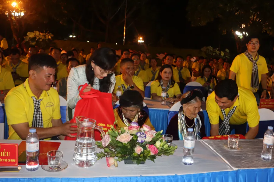 Các đại biểu thăm hỏi, trao tặng quà cho các Bà mẹ Việt Nam Anh hùng. Các đại biểu thăm hỏi, trao tặng quà cho các Bà mẹ Việt Nam Anh hùng.