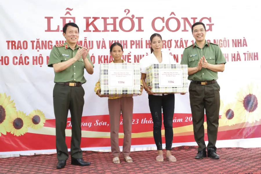 Thượng tướng Lương Tam Quang, Thứ trưởng Bộ Công an và Giám đốc Công an tỉnh Hà Tĩnh trao tặng quà cho người dân ở huyện Hương Sơn. Thượng tướng Lương Tam Quang, Thứ trưởng Bộ Công an và Giám đốc Công an tỉnh Hà Tĩnh trao tặng quà cho người dân ở huyện Hương Sơn.