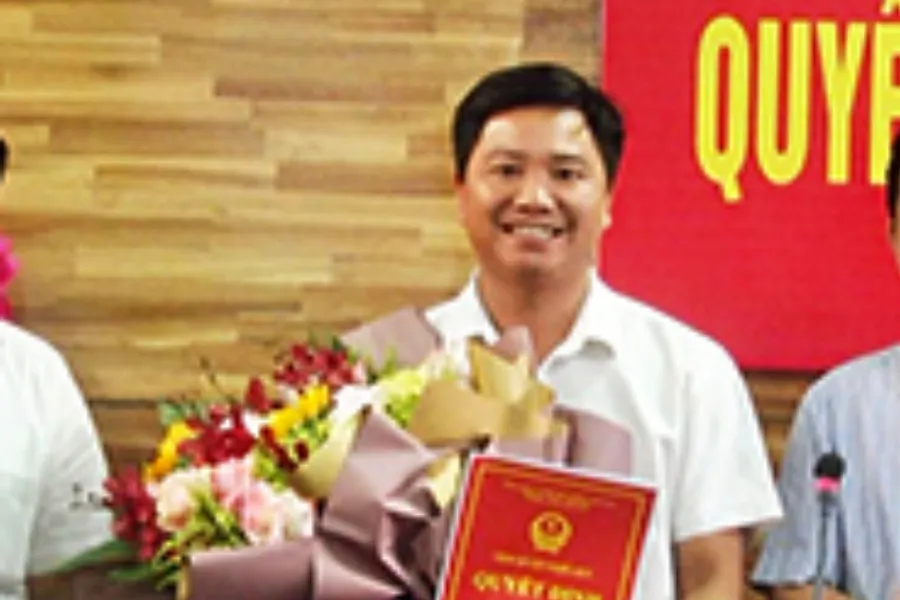 Ông Lê Viết Phú lúc được bổ nhiệm giữ chức Trưởng Phòng Tài chính- Kế hoạch huyện Nghĩa Đàn (Nghệ An).