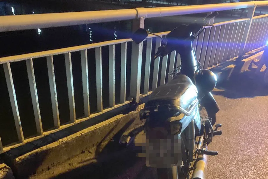Chiếc xe máy để lại trên cầu Bến Thủy. Chiếc xe máy để lại trên cầu Bến Thủy.