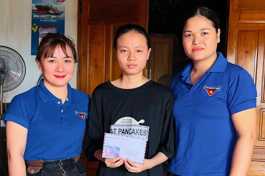 Đoàn Thanh niên thị trấn Thanh Chương động viên, chia sẻ, chúc em Hải Yến thi tốt nghiệp THPT đạt kết quả cao.