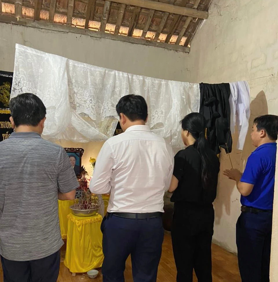 Thầy, cô giáo đến thắp hương cho cha, mẹ của em Yến và động viên em trước ngày thi tốt nghiệp THPT.