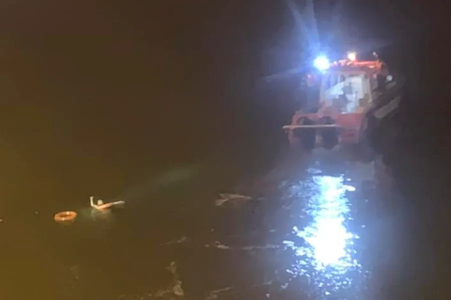 Thanh niên gieo mình từ trên cầu Bến Thủy xuống sông Lam rồi kêu cứu được cảnh sát cứu nạn cứu hộ tiếp cận, cứu. Thanh niên gieo mình từ trên cầu Bến Thủy xuống sông Lam rồi kêu cứu được cảnh sát cứu nạn cứu hộ tiếp cận, cứu.